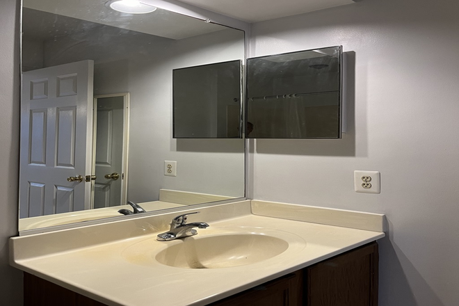 Bathroom - Nice Updated Townhouse