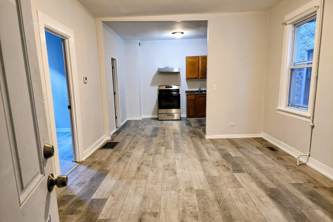 Entrance to living room - Apartment for Rent, close to Medical Center & UIC campus