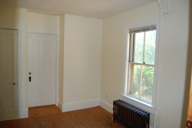 Bedroom - 3 br apts, 2.5 miles to UMass, 6/1/26, on busline, in Amherst