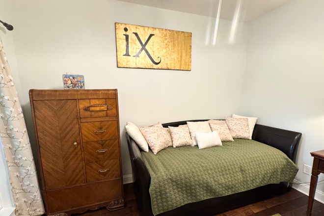 Bedroom - Live the Island Life: Furnished Room on James Island! Cat cuddles included! House