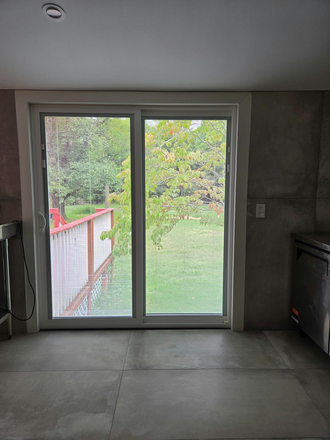 bright south-facing bedroom with a private en-suite bathroom. - Newly Renovated Furnished Rooms with Private Baths – 8 Minutes to Princeton House