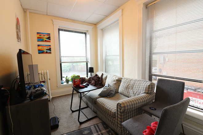 living room - Cleveland Circle 2 bed + den for 9/1 - NO FEE!