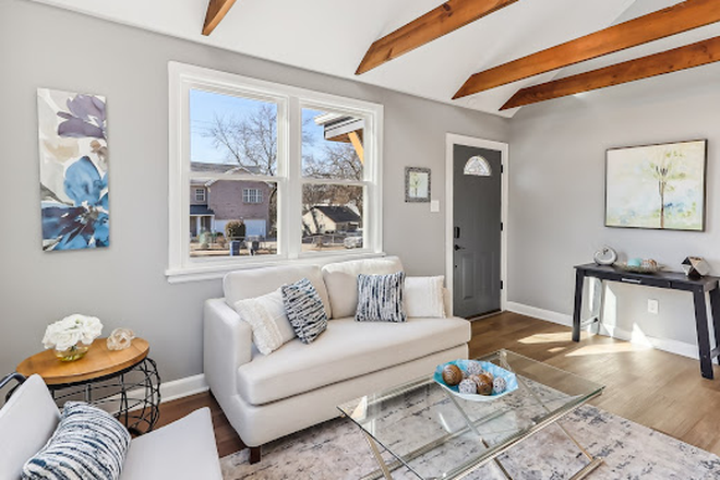 Living room full of natural light - House for rent