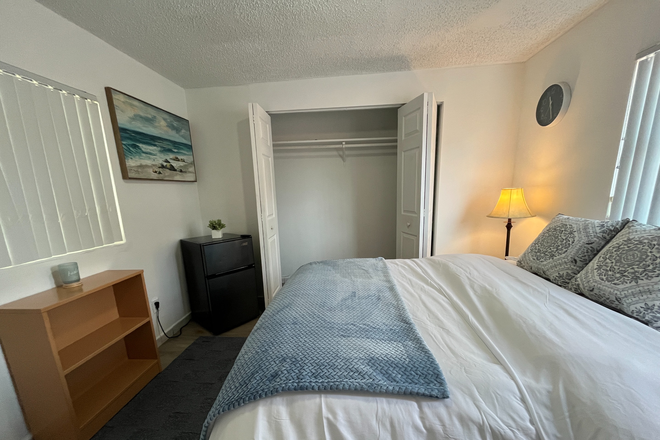 Deluxe Room in 2nd Floor - Private Furnished Rooms at Coral Gables House