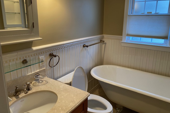 Full bath with shower. - $1800 Perfect Studio in Floral Park with 4-Block Walk to L.I. Railroad Townhome