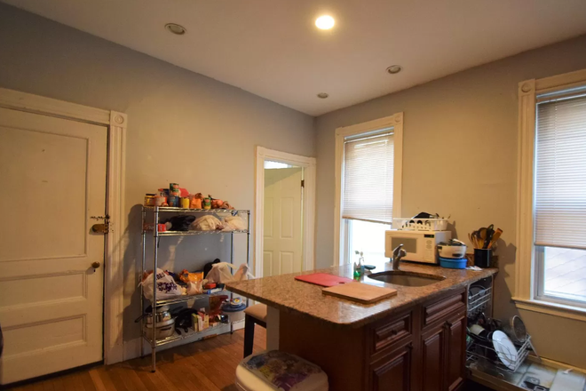 Call NOW for showings! 617-236-8600 - CHEROKEE ST - *NO FEE* X-LARGE TOP FLR 5BR ON MISSION HILL FOR *9/1/2026* W/ IN UNIT LNDRY, 2 BATHS! Apartments