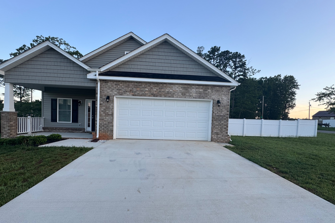 Beautiful fenced in yard for privacy - Beautiful house Less than 10 minutes from LU