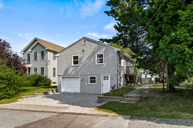 Front of house - Available for a group of 3! Modern 3 bedroom home in Scarborough!