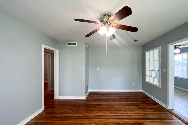 Photo - Pet Friendly 3BR/2BA Bungalow located in Gainesville Heights Available Mid-August! House