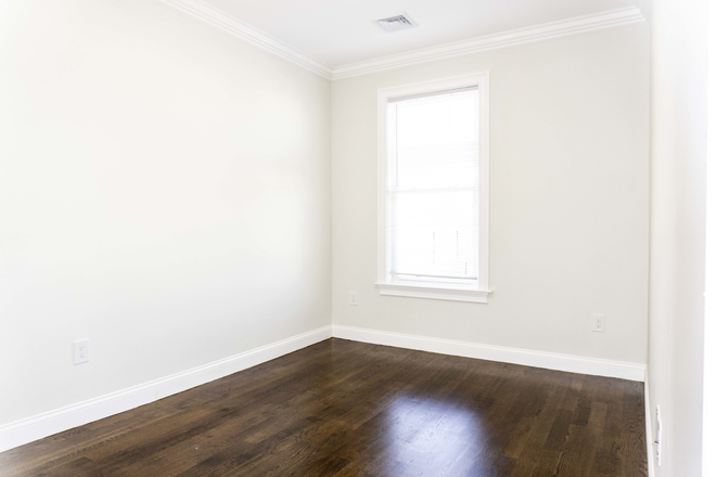 Call NOW for showings! 617-236-8550 - MORRIS ST - *NO FEE* HIGH END TOP FLR 3BR/1BA NEAR MBTA AIRPORT FOR *9/1/2026* W/ IN UNIT LNDRY, DCK Apartments