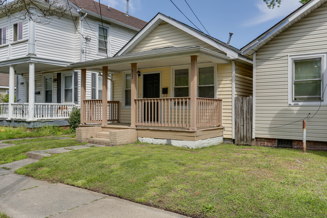 front - Back for  rent! Won’t last!!  very clean 3-bedroom., 2 bth house in a great location to campus!