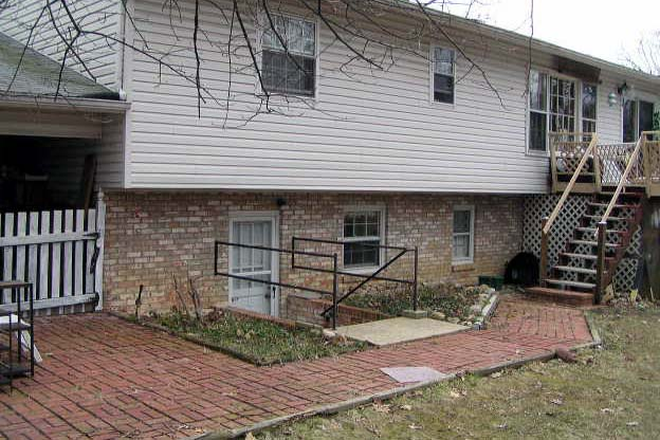 Rental Entrance with personal key - Country View Community/Sideburn Rd. Fairfax -  200 yards from Campus. Safe. Private Entrance House