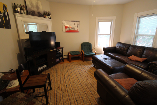1 - Spacious, sunny and clean apartment near the Porter T