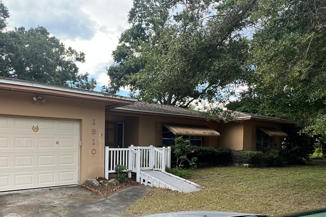 Outside Street View - Tampa Bay House 10min from NSU KPCOM Bedroom+Full Bath Available for Rent!