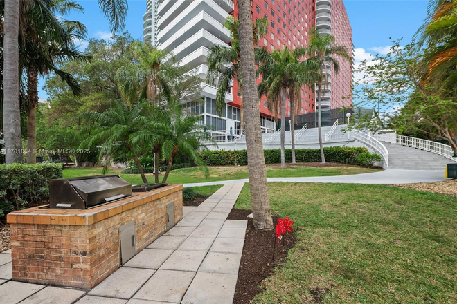 Beautiful building with outdoor BBQ Grill - Beautiful Biscayne front Brickell apartment