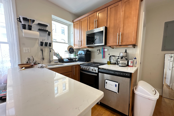 kitchen - Modern 4 bed/2 bath duplex with AC, deck and in unit laundry - no fee! Apartments