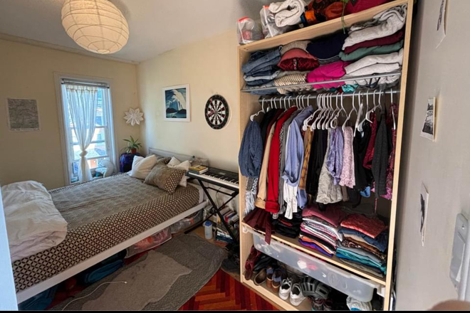 - - PRIVATE ROOM IN SHARED FLAT - COLLEGE & MCCAUL (ON D'ARCY ST.) NEAR UOFT OCAD TMU CHINATOWN