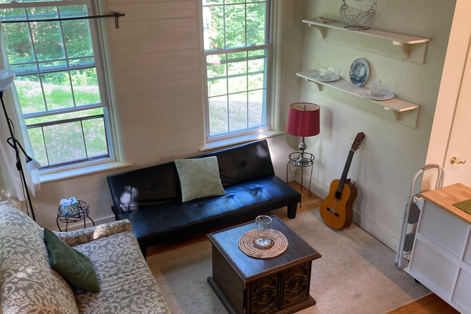 Living room - Housemate wanted to share amazing home 1.5 mi to UCONN.