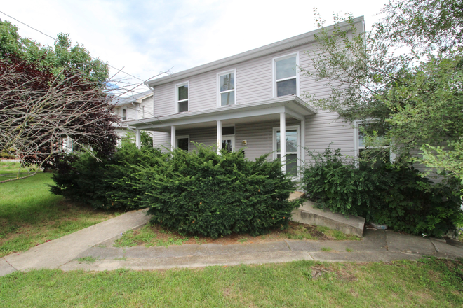 front - Live Downtown! - 4 bed - 2 bath Pre-leasing for the 26-27 year! House