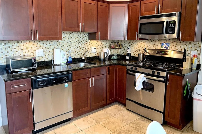 KITCHEN ANGLE - 3 bed/ 1 bath Available 09/01/2025 Duplex