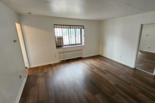 Living Room - Schenley Annex - Close to Carnegie Mellon & Pitt Apartments