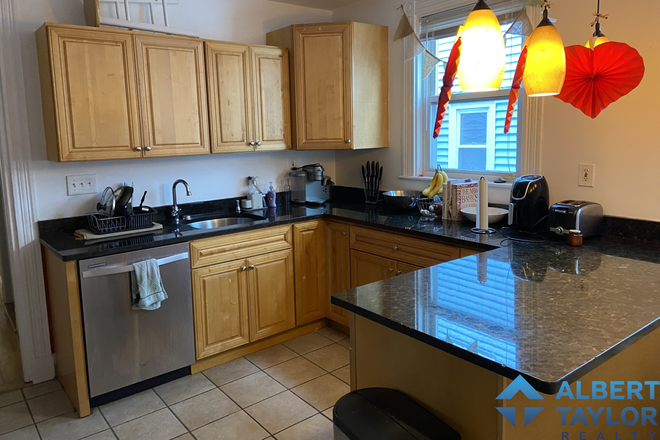 Kitchen - Large 4Bedroom in Mission Hill, Perfect for Convenience Apartments