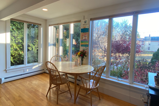 Kitchen eat-in - Sunny, family-friendly 4BR walkable to schools, unis, and downtown House