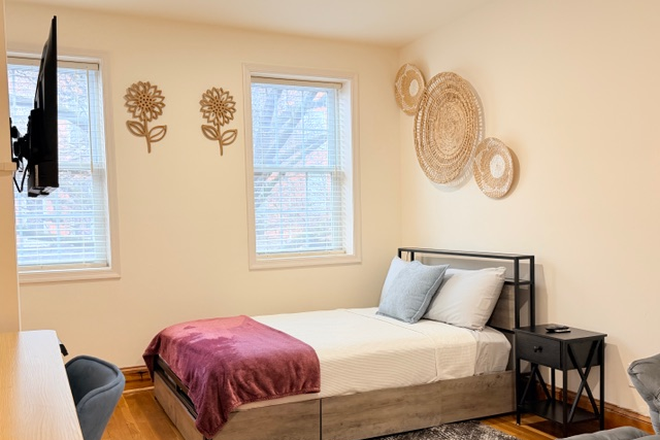 Bedroom, Suite 2a - Private Bedroom & Bath - Healthcare Professionals and Students - Near UMMC