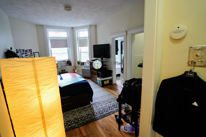 1 - SEPT 2026-Huge Comm Ave Studio w/ H/HW inc. NO FEE! Apartments