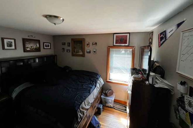 1st floor bedroom with previous roommates stuff. - Single family home, 4 bed, 1 bath, 5 min walk to north campus.