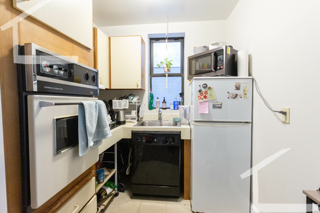 Kitchen - Awesome 2 bed, steps from class on Beacon 9/1/2025 Apartments