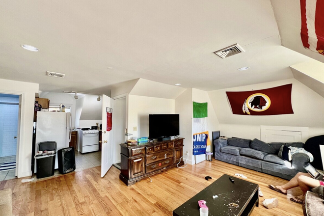 Living Room 2 - (LOOKING FOR SPRING SUBLET) 27 Orkney Road House