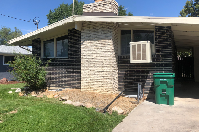 Front - Spacious House, blocks to Regis