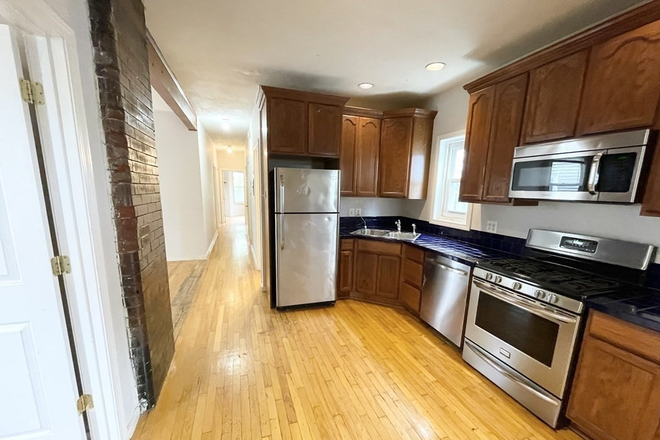 living - SPACIOUS 4 BED/1.5 BATH! Apartments