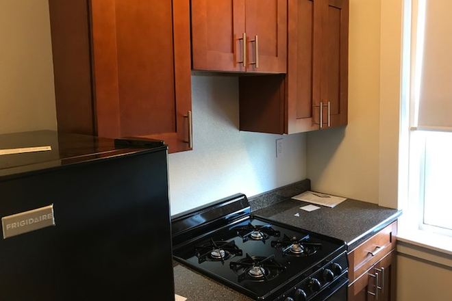 hubrealtyproperties.com - Handy front facing studio with new big kitchen Apartments