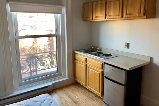 Visit hubrealtyproperties.com - Back Bay, lovely studio, great dorm alternative Apartments