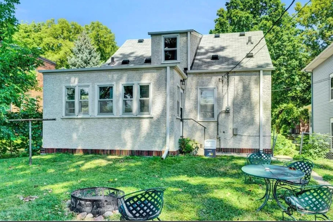 Back - 5 bedroom, 2 bath. 5 min walk to campus House