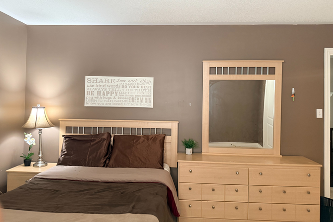 Bedroom B - (FOR FEMALE) Private rooms for rent in a shared house at Mallory Road