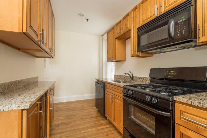 hubrealtyproperties.com - Large one bedroom with newly updated kitchen and bathroom, close to campus, free month rent Apartments