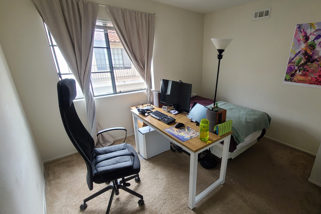 Bedroom - $1121 private room with private bathroom near UCSD flexible move in between August 1-September 4
