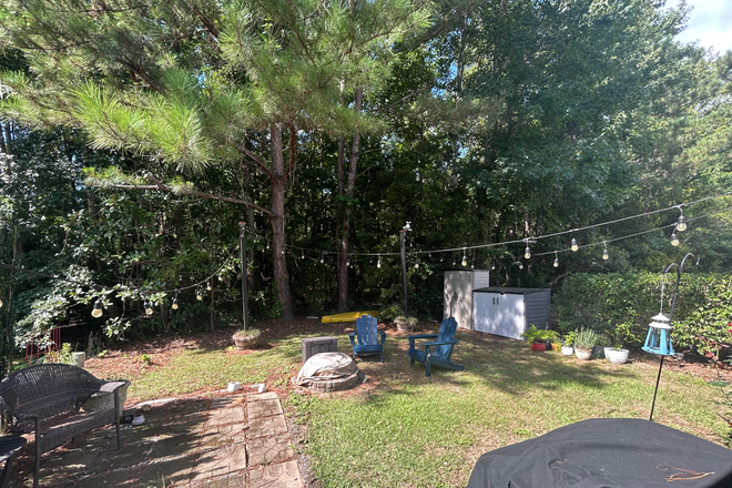 Back yard with propane fire pit - Fenwick Commons Townhome