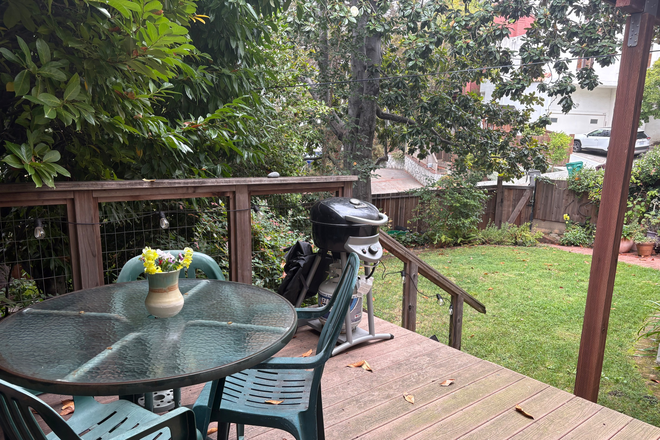 private deck outside living room - Airy 1 bdrm garden apartment in Rockridge, private deck, easy bike ride to campus