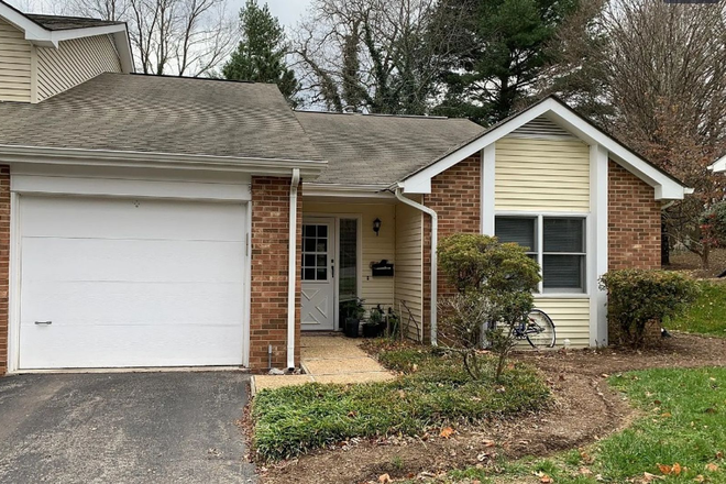 - Newly Remodeled Town Home Close To Downtown With A Garage