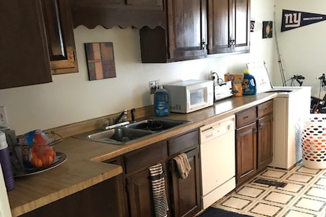 Kitchen - 2 bedroom, Bright, Central, Cozy apartment within walking distance to UVM / downtown