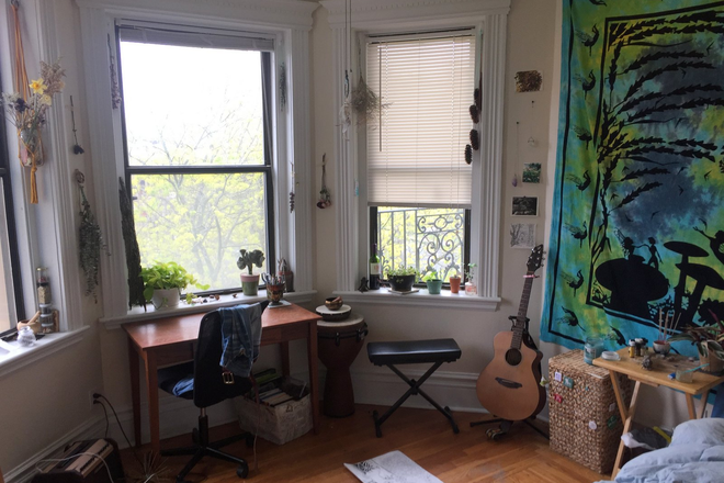 . - Renovated 3-bed at 1111 Boylston. No broker fee. Contact Will McGowan 617.512.5822 Condo