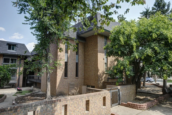 Outside Apartment - Apartments close to campus and the hill