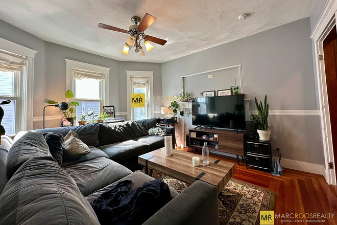 Call NOW for showings! 617-236-8600 - LOWELL ST - HUGE TOP FLR DUPLEX 5BR NEAR TUFTS W/ IN UNIT LNDRY, 2 DECK, RNTL PRKNG AVAIL *9/1/2026* Apartments