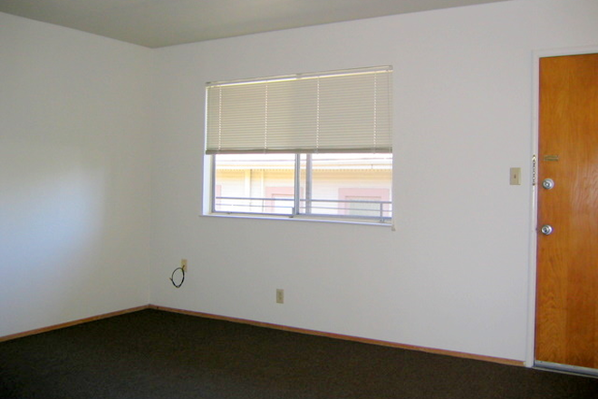 7 - Great Location on South-End of Campus - Upper Floor Unit!