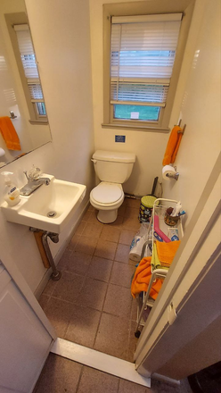 0.5 bath - Walking distance from Storrs campus - woman Grad student / faculty member only please House