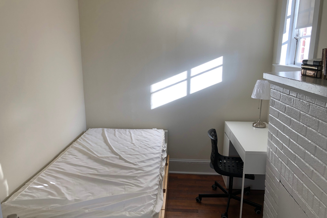 Bedroom 1 - $700 cozy 1st floor corner - All female house looking for 2 graduate roommates in CP